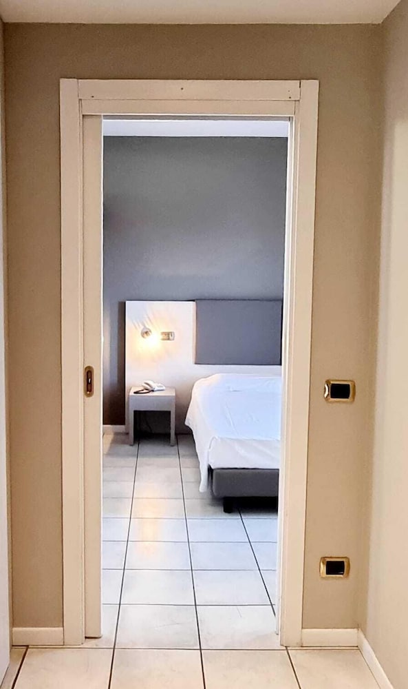 Le Terrazze Sul Lago Residence & Hotel — Hotel rooms in Padenghe sul Garda, Lombardy