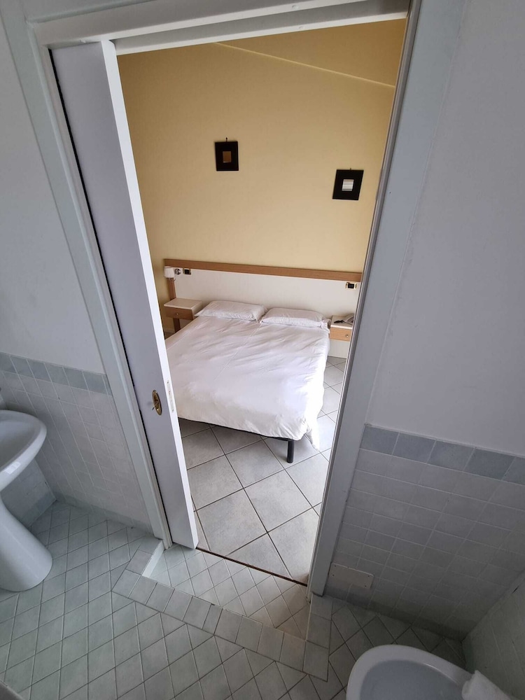 Le Terrazze Sul Lago Residence & Hotel — Hotel rooms in Padenghe sul Garda, Lombardy