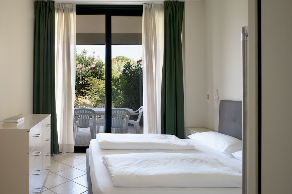 Le Terrazze Sul Lago Residence & Hotel — Hotel rooms in Padenghe sul Garda, Lombardy