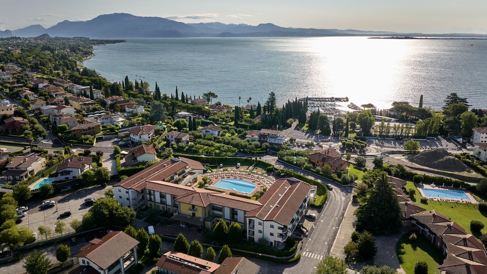Le Terrazze Sul Lago Residence & Hotel — Hotel building in Padenghe sul Garda, Lombardy