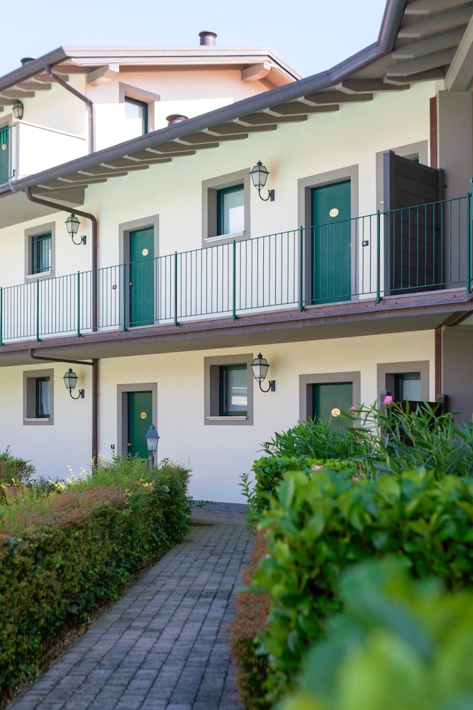 Le Terrazze Sul Lago Residence & Hotel — Hotel building in Padenghe sul Garda, Lombardy