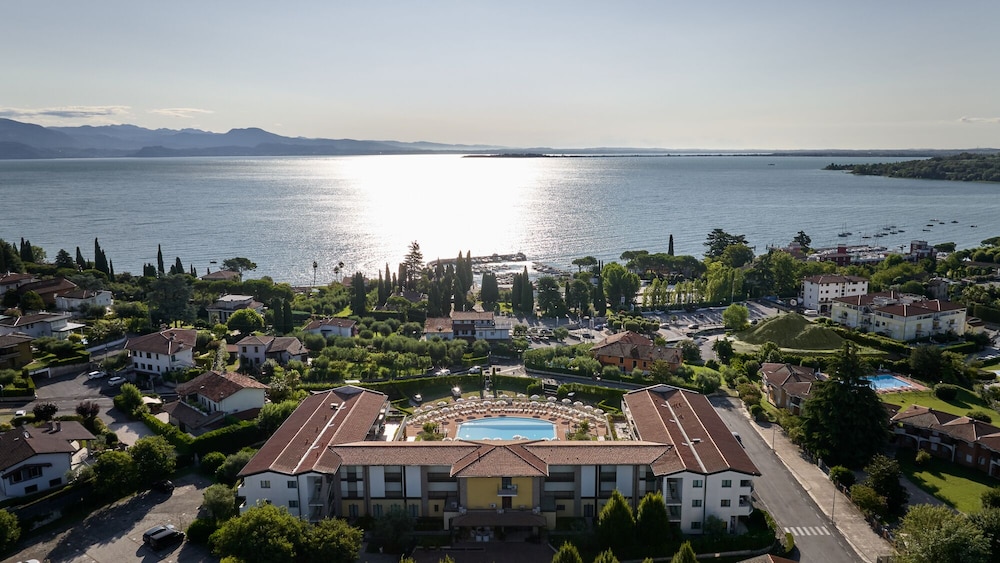 Le Terrazze Sul Lago Residence & Hotel — Hotel rooms in Padenghe sul Garda, Lombardy