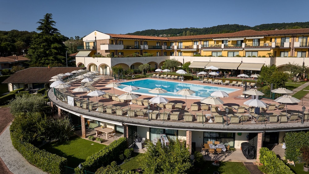 Le Terrazze Sul Lago Residence & Hotel — Hotel building in Padenghe sul Garda, Lombardy