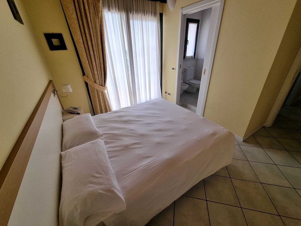 Le Terrazze Sul Lago Residence & Hotel — Hotel rooms in Padenghe sul Garda, Lombardy