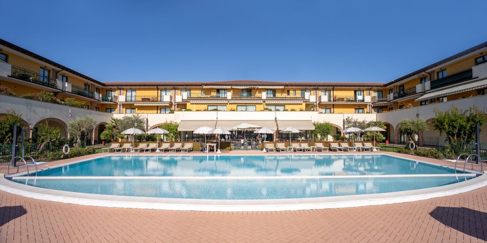 Le Terrazze Sul Lago Residence & Hotel — Hotel building in Padenghe sul Garda, Lombardy