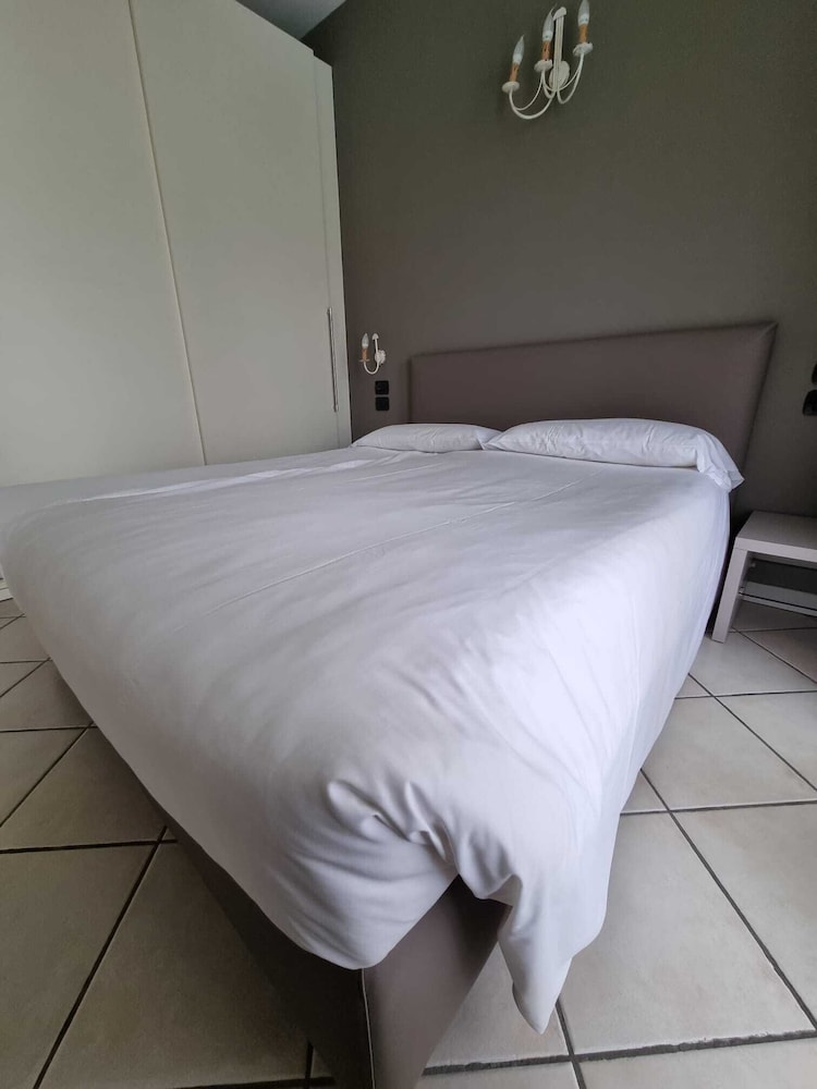 Le Terrazze Sul Lago Residence & Hotel — Hotel rooms in Padenghe sul Garda, Lombardy