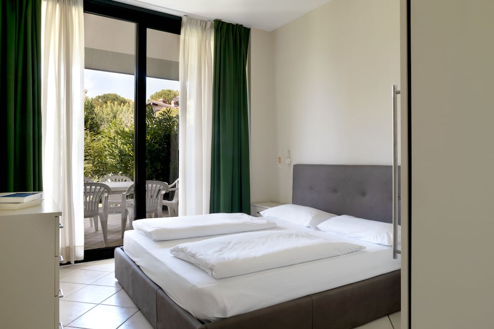 Le Terrazze Sul Lago Residence & Hotel — Hotel rooms in Padenghe sul Garda, Lombardy