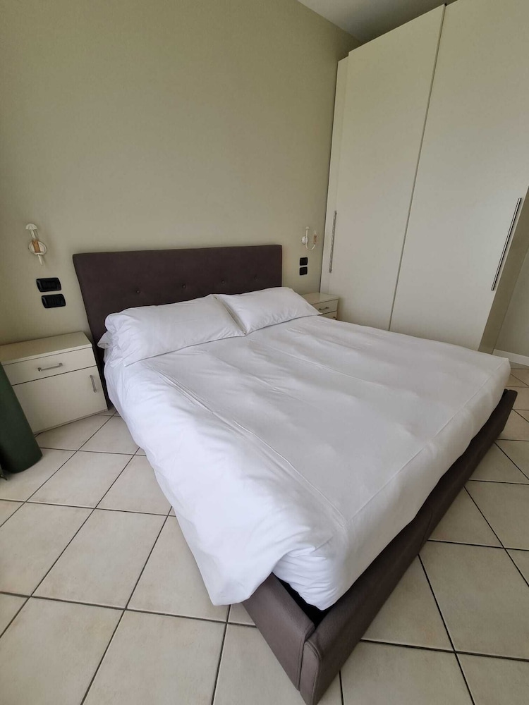 Le Terrazze Sul Lago Residence & Hotel — Hotel rooms in Padenghe sul Garda, Lombardy