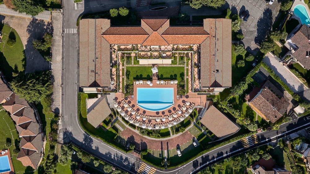 Le Terrazze Sul Lago Residence & Hotel — Hotel building in Padenghe sul Garda, Lombardy