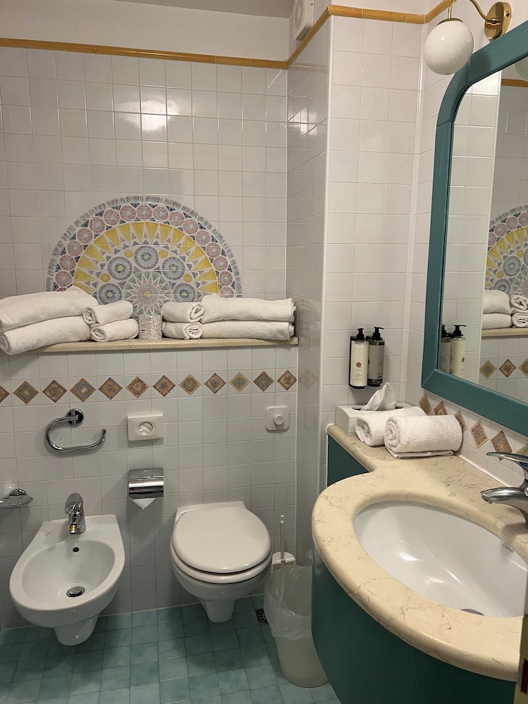 Le Terrazze Sul Lago Residence & Hotel — Hotel rooms in Padenghe sul Garda, Lombardy