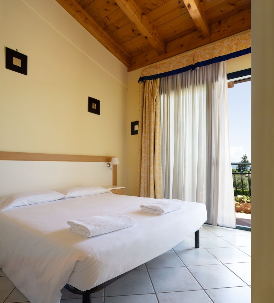 Le Terrazze Sul Lago Residence & Hotel — Hotel rooms in Padenghe sul Garda, Lombardy
