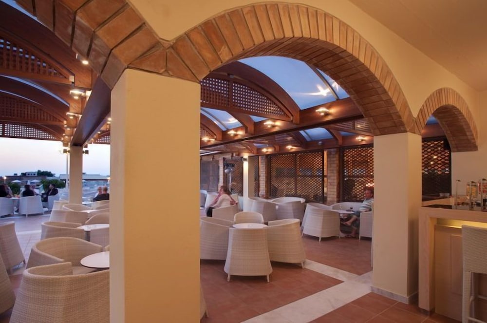 Bella Beach - All Inclusive — Restaurant & bars in Hersonissos