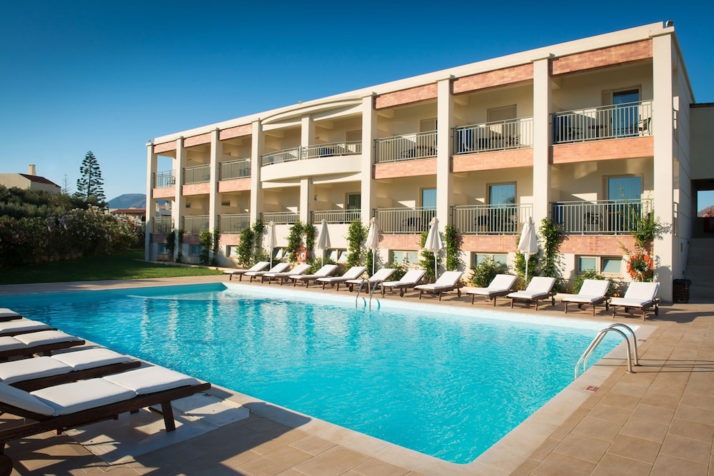 Bella Beach - All Inclusive — Swimming pool in Hersonissos