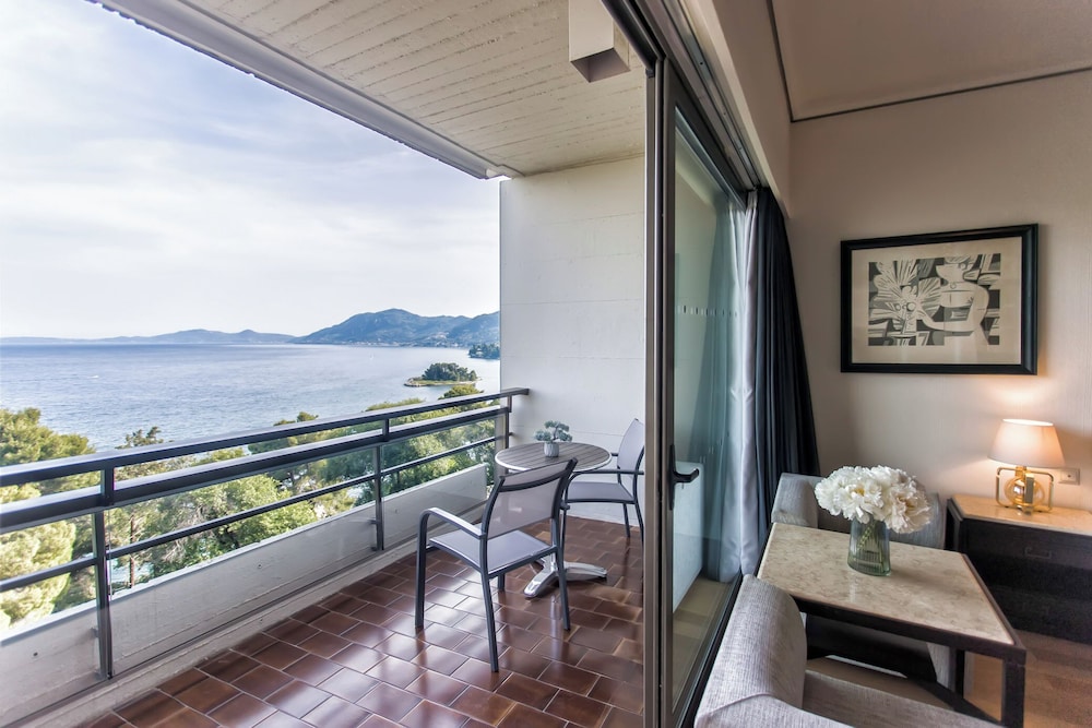 Corfu Holiday Palace Hotel — Hotel rooms in Corfu Town, Ionian Islands