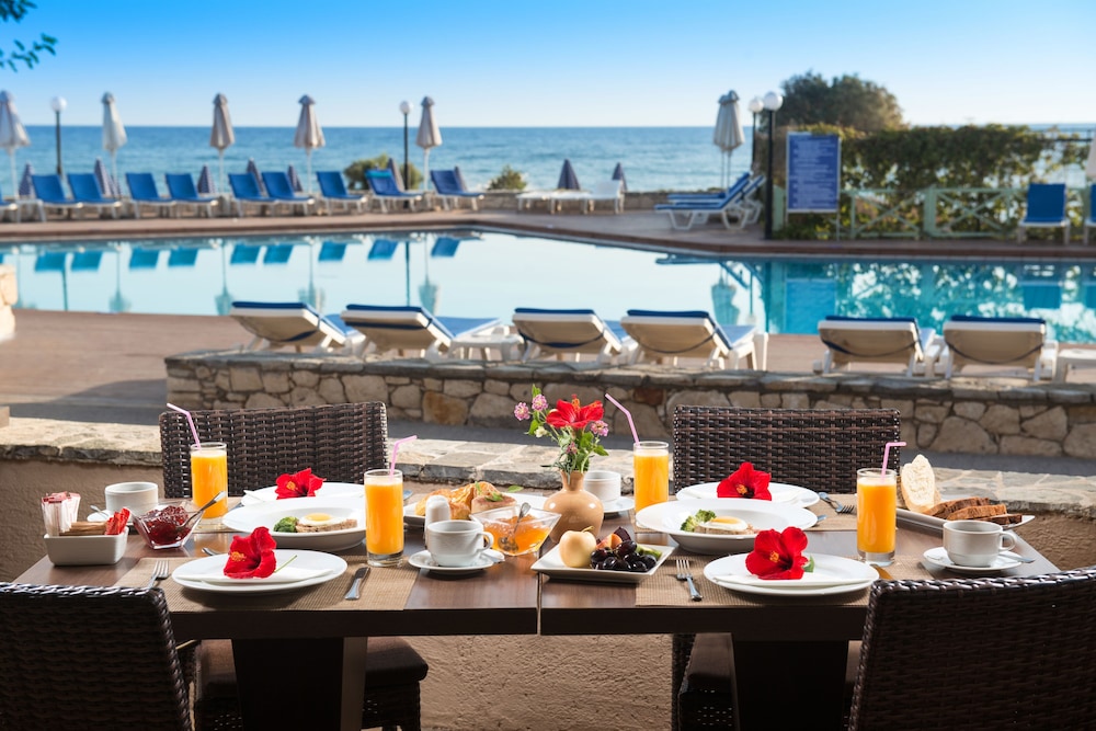 Silva Beach Hotel — Swimming pool in Hersonissos