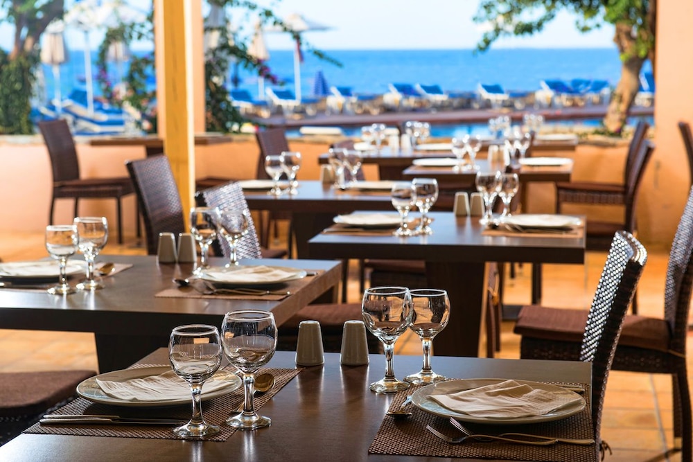 Silva Beach Hotel — Restaurant & bars in Hersonissos