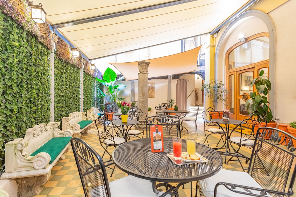 Hotel Medici — Restaurant & bars in Rome, Lazio