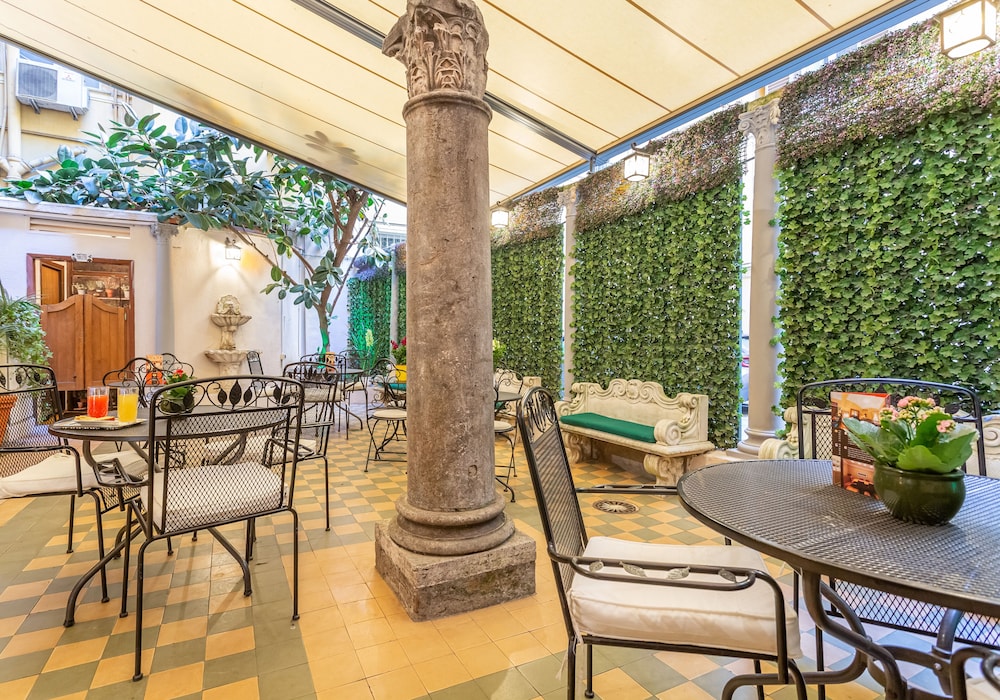 Hotel Medici — Restaurant & bars in Rome, Lazio