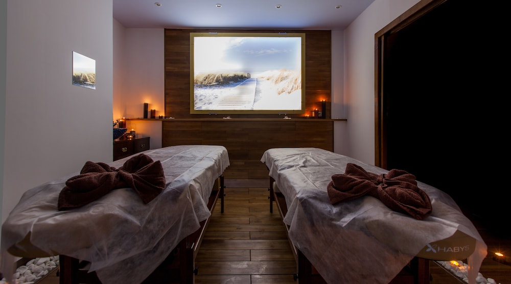 Galaxy Hotel — Hotel rooms in Krakow, Lesser Poland