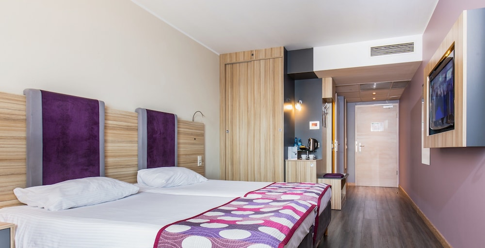 Galaxy Hotel — Hotel rooms in Krakow, Lesser Poland