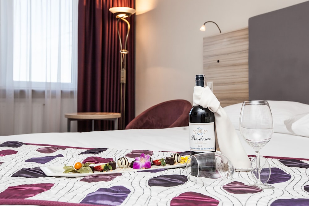 Galaxy Hotel — Hotel rooms in Krakow, Lesser Poland