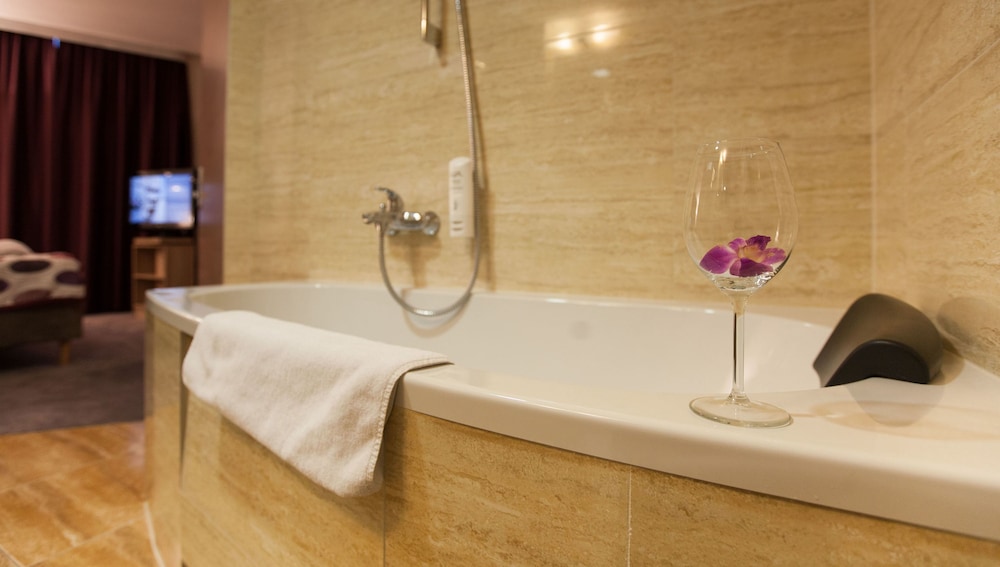 Galaxy Hotel — Hotel rooms in Krakow, Lesser Poland