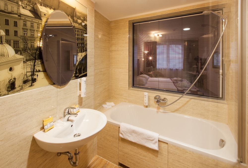 Galaxy Hotel — Hotel rooms in Krakow, Lesser Poland