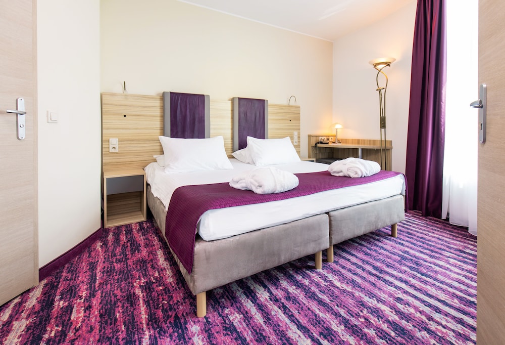 Galaxy Hotel — Hotel rooms in Krakow, Lesser Poland