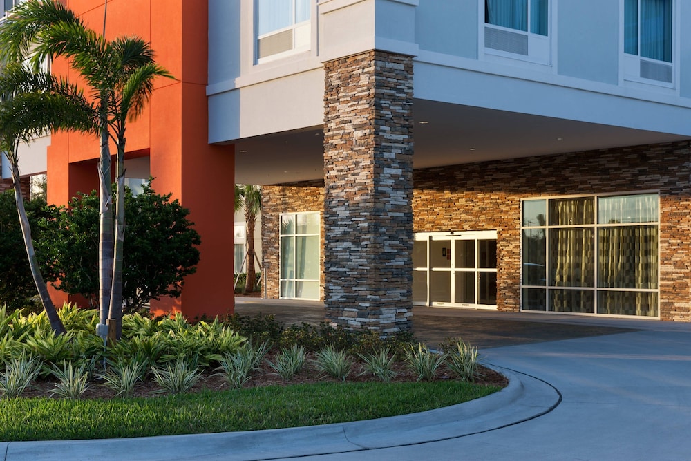 TownePlace Suites by Marriott Orlando at SeaWorld — Hotel building in Orlando, Florida