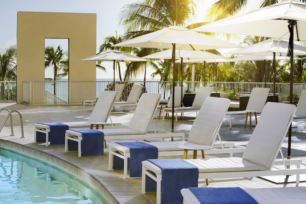 The Twin Fin Hotel — Swimming pool in Honolulu, Hawaii