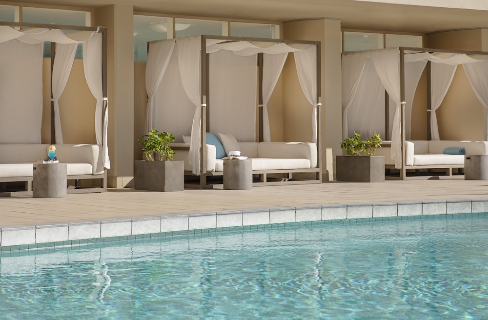 The Twin Fin Hotel — Swimming pool in Honolulu, Hawaii