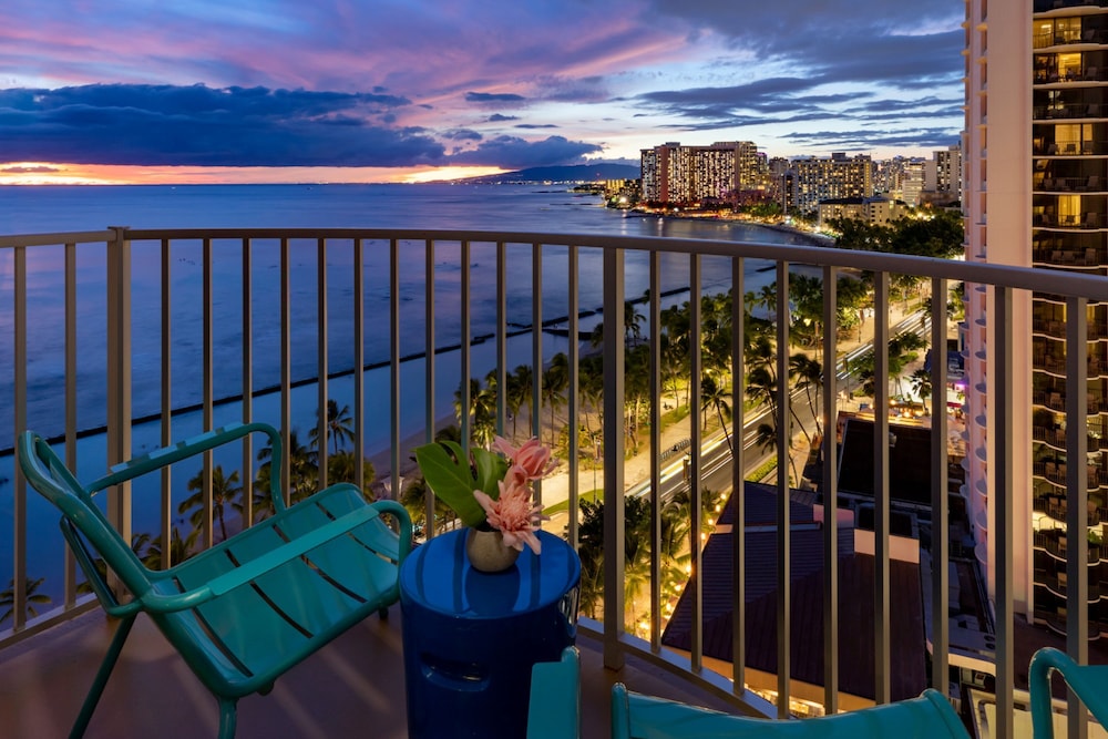 The Twin Fin Hotel — Hotel rooms in Honolulu, Hawaii