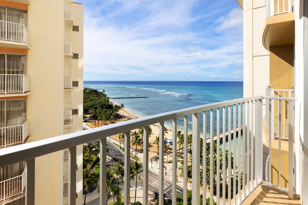 The Twin Fin Hotel — Beach in Honolulu, Hawaii