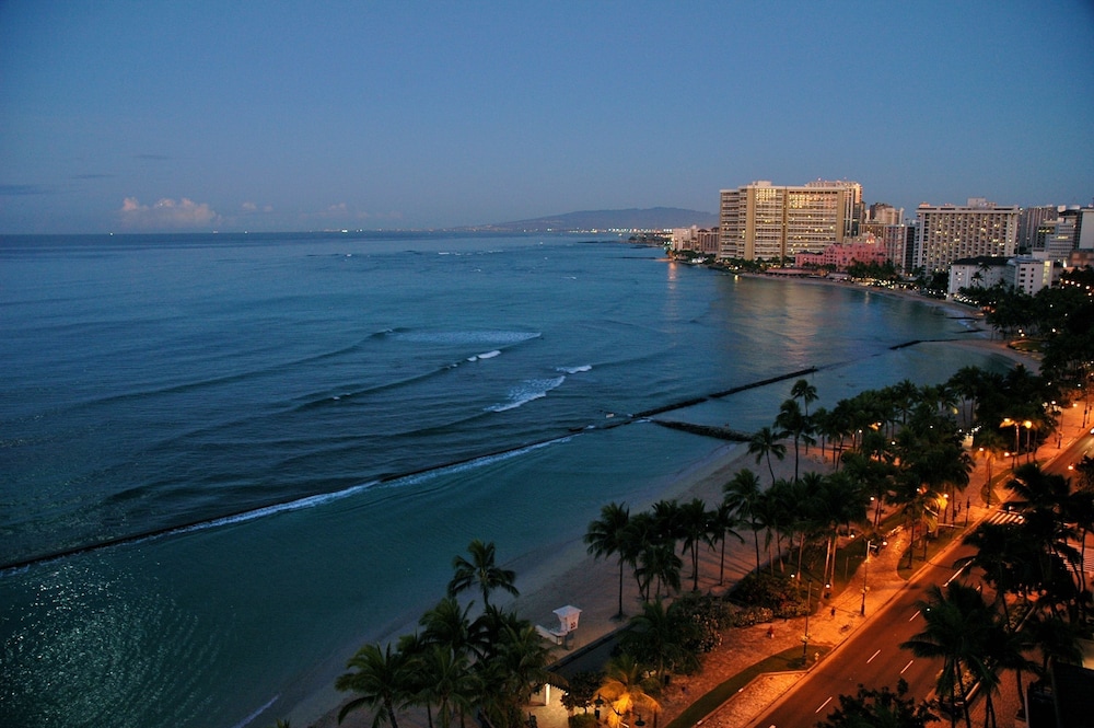 The Twin Fin Hotel — Beach in Honolulu, Hawaii