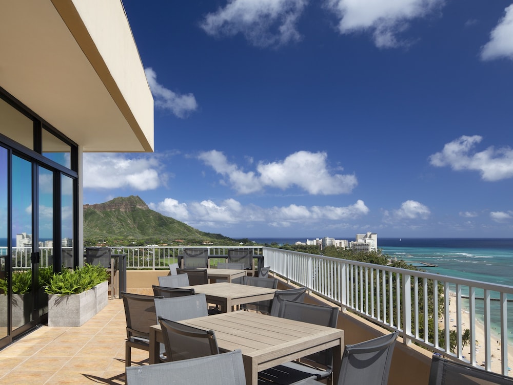 The Twin Fin Hotel — Restaurant & bars in Honolulu, Hawaii