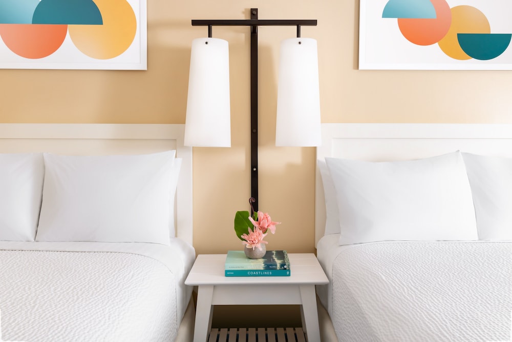 The Twin Fin Hotel — Hotel rooms in Honolulu, Hawaii