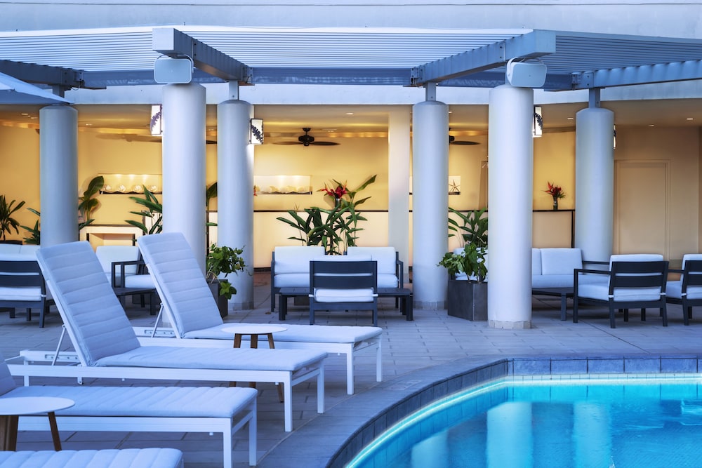 The Twin Fin Hotel — Swimming pool in Honolulu, Hawaii