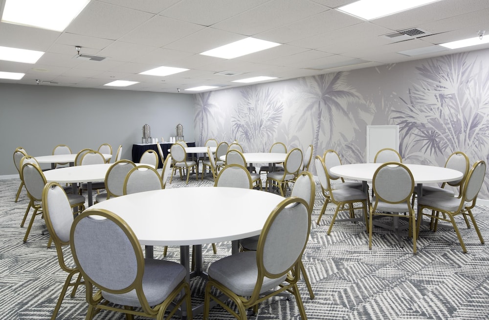 The Twin Fin Hotel — Restaurant & bars in Honolulu, Hawaii