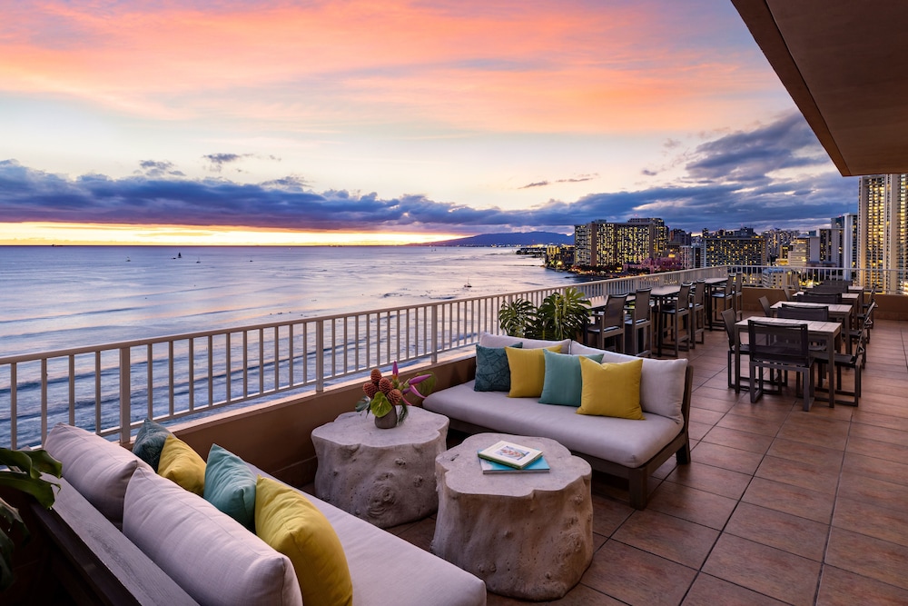 The Twin Fin Hotel — Restaurant & bars in Honolulu, Hawaii