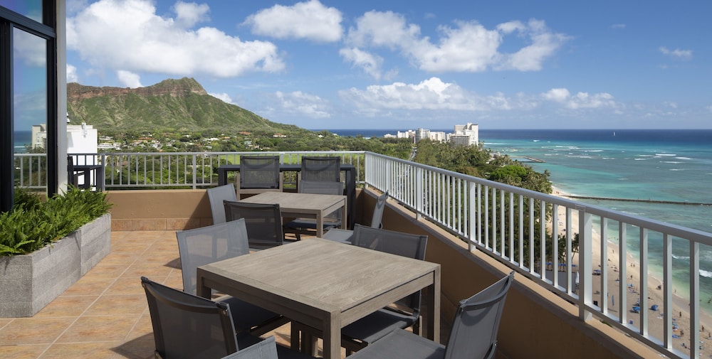 The Twin Fin Hotel — Restaurant & bars in Honolulu, Hawaii