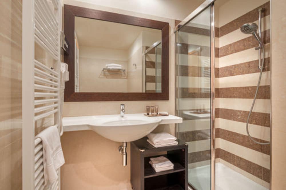 Hotel Nazionale — Hotel rooms in Desenzano del Garda, Lombardy