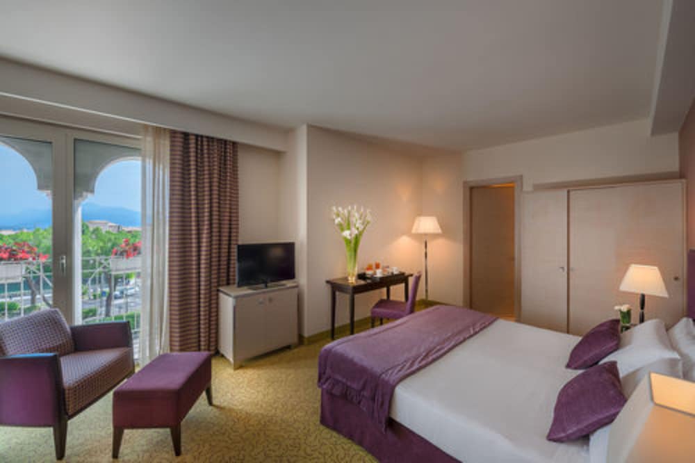 Hotel Nazionale — Hotel rooms in Desenzano del Garda, Lombardy