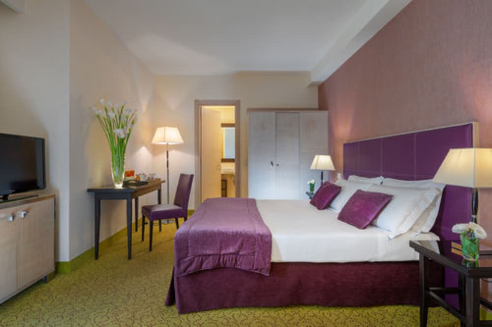 Hotel Nazionale — Hotel rooms in Desenzano del Garda, Lombardy