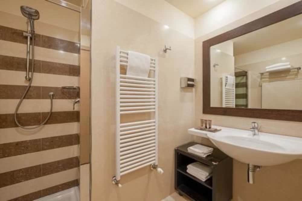 Hotel Nazionale — Hotel rooms in Desenzano del Garda, Lombardy