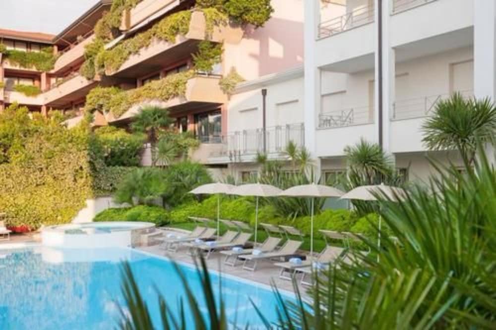 Hotel Nazionale — Swimming pool in Desenzano del Garda, Lombardy
