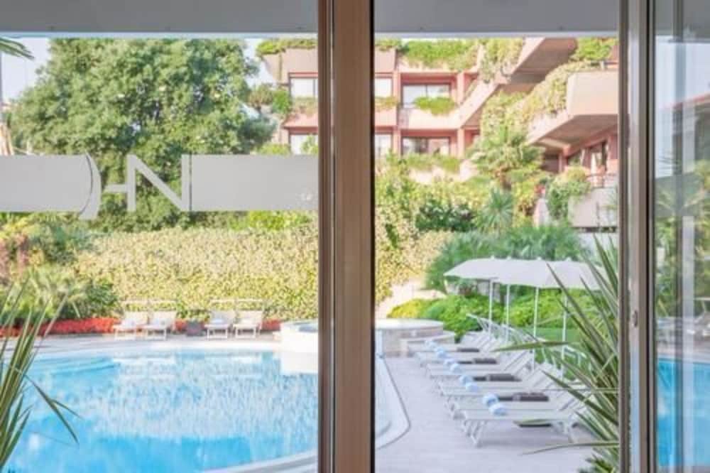 Hotel Nazionale — Swimming pool in Desenzano del Garda, Lombardy