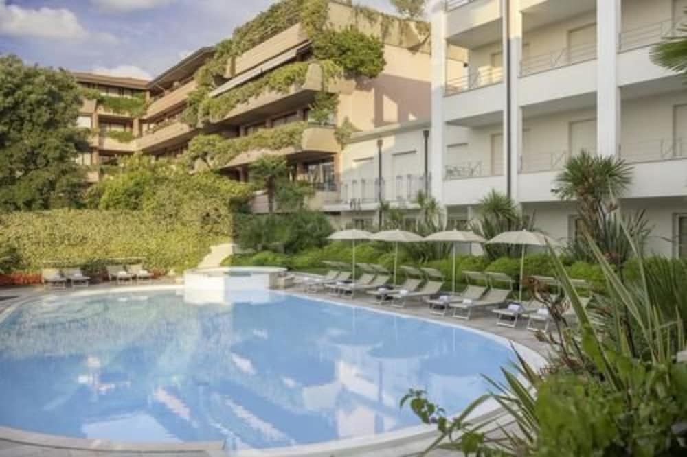 Hotel Nazionale — Swimming pool in Desenzano del Garda, Lombardy