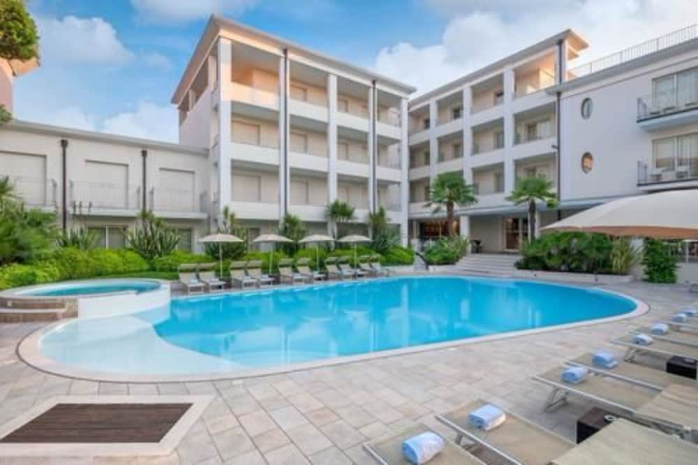 Hotel Nazionale — Main photo in Desenzano del Garda, Lombardy