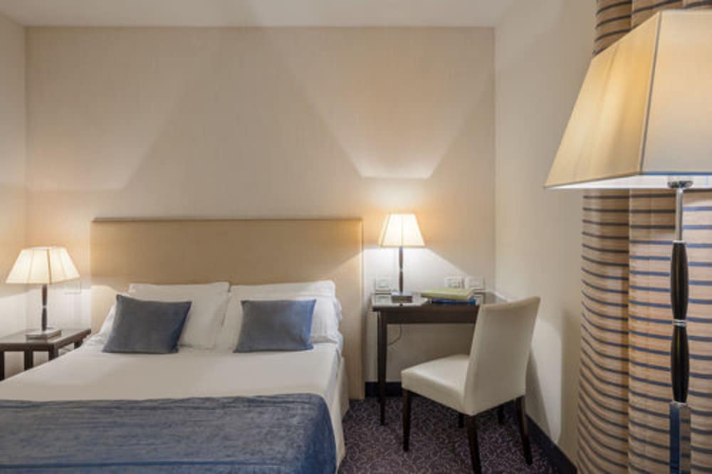 Hotel Nazionale — Hotel rooms in Desenzano del Garda, Lombardy