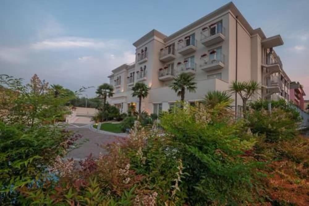 Hotel Nazionale — Hotel building in Desenzano del Garda, Lombardy